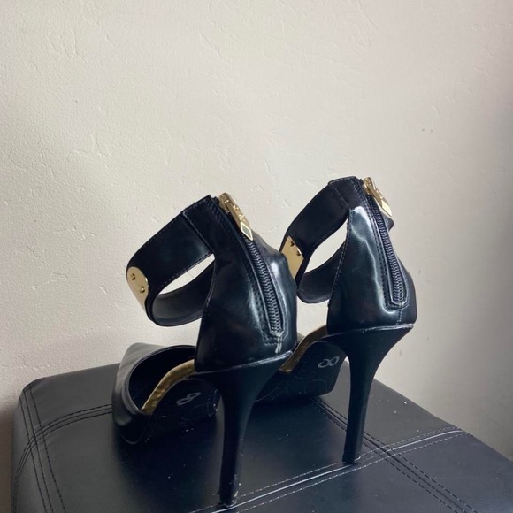 Fergie Black Leather w/Gold Pointed Heels - Picture 3 of 3